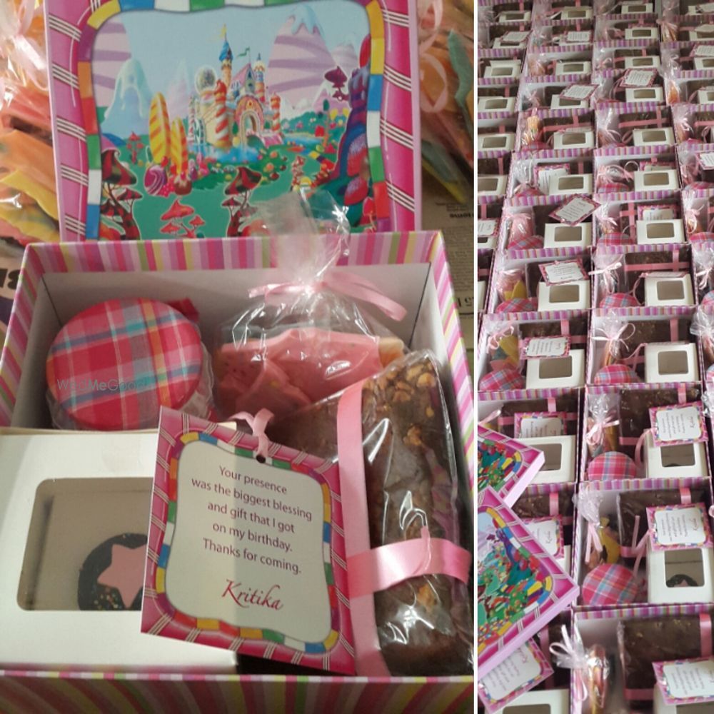 Exotic Cakes & Desserts Favors