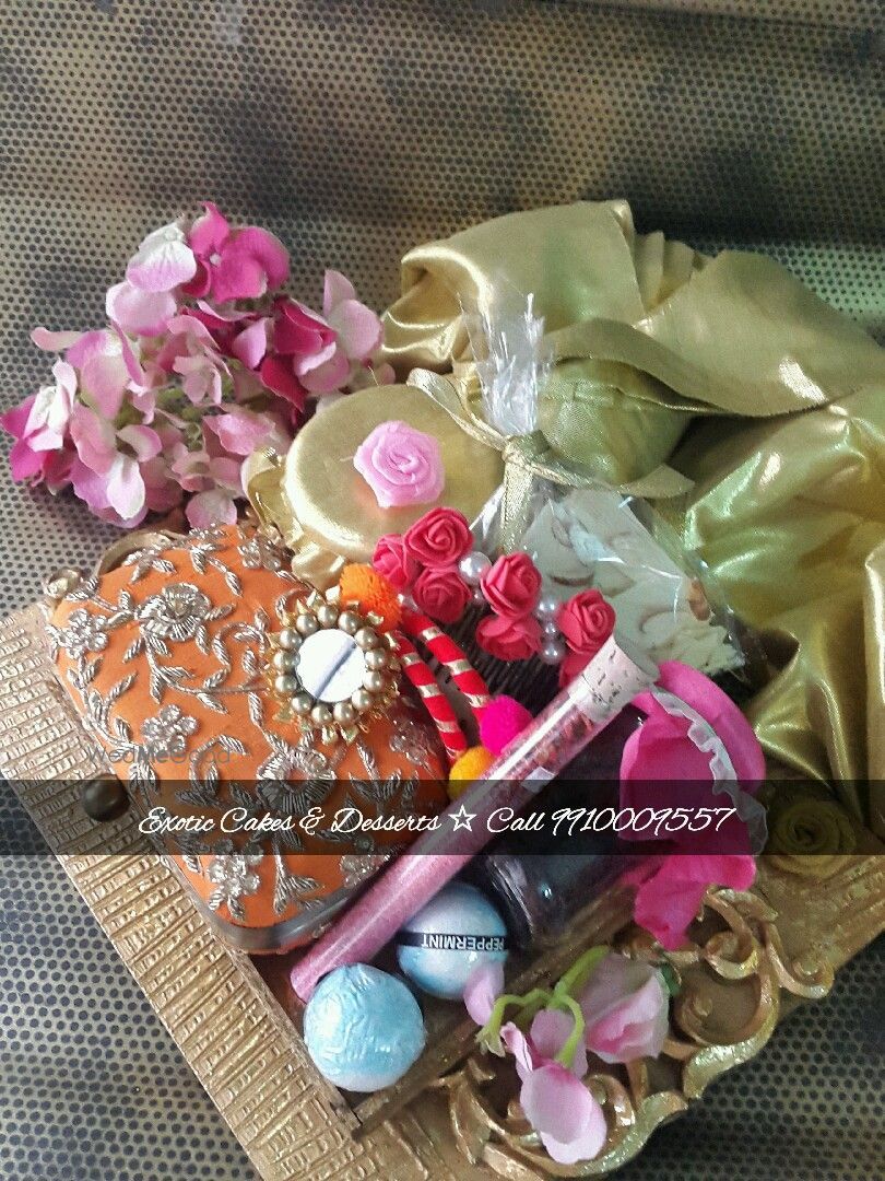 Exotic Cakes & Desserts Favors